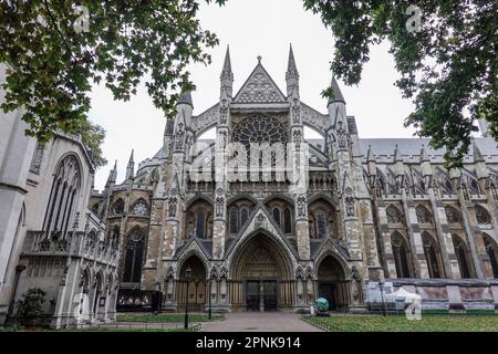 London, UK. 30th Oct, 2022. The portal of Westminster Abbey. Credit: Jan Woitas/dpa/Alamy Live News Stock Photo