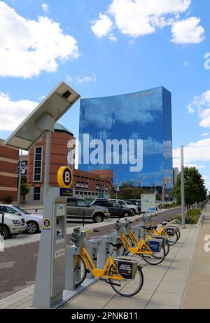 INDIANAPOLIS,IN-SEPTEMBER 08:JW Marriott Hotel and Yellow Rental Bicycles Next to Downtown. September 08,2014 in Indianapolis, IN Stock Photo