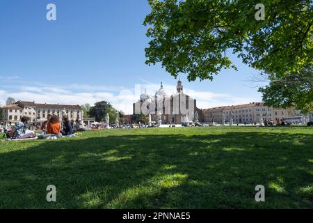 Padua, Italy. April 2023.  people rest in the shade of trees in Prato della Valle square in the city center Stock Photo