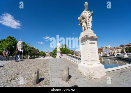 Padua, Italy. April 2023.  people rest in the shade of trees in Prato della Valle square in the city center Stock Photo