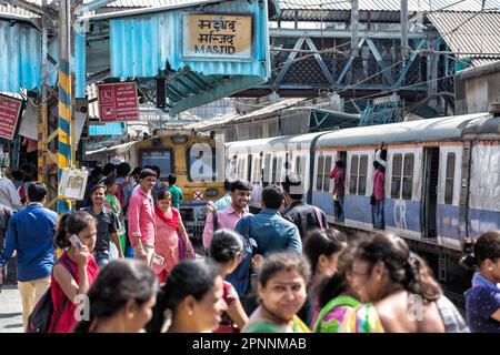 Crowded trains and passengers at MASJID STATION of the Central Line, Mumbai, Maharashtra, India Stock Photo
