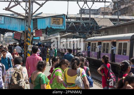 Crowded trains and passengers at MASJID STATION of the Central Line ...