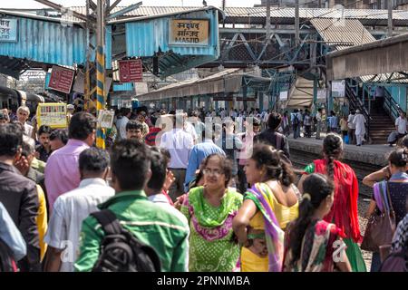 Crowded trains and passengers at MASJID STATION of the Central Line, Mumbai, Maharashtra, India Stock Photo