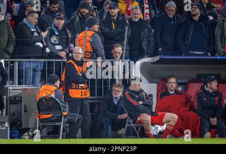 Munic, Germany. 19th Apr, 2023.  Trainer Thomas Tuchel (Muenchen) auf der Tribüne, Benjamin Pavard (Muenchen) enttäuscht  FC Bayern München - Manchest Stock Photo