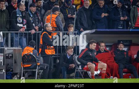 Munic, Germany. 19th Apr, 2023.  Trainer Thomas Tuchel (Muenchen) auf der Tribüne, Benjamin Pavard (Muenchen) enttäuscht  FC Bayern München - Manchest Stock Photo