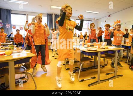 UTRECHT - 20/04/2023, UTRECHT - Children during the eleventh edition of the King's Games, which will take place over 2 days in 2023 due to the Sugar Fest. The King's Games were first organized in 2013, in the context of the inauguration of King Willem-Alexander. The aim was to show children and parents of primary school that eating a good breakfast together and active exercise are important and fun. ANP EVA PLEVIER netherlands out - belgium out Stock Photo