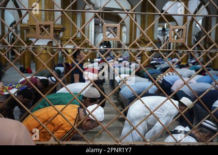 Quiapo, Philippines. 20th April, 2023. Muslims of Quiapo, Manila attends the first night prayer before Eid al-Fitr. There will be no taraweeh prayers on this last night of Ramadan, but a devout Muslim will spend the night in prayer, remembrance of Allah and reading the Quran because this evening is regarded as a very blessed night and Muslims believe that it should be spent in nafl (voluntary) salat (prayers) and worship. (Credit Image: © Sherbien Dacalanio/Alamy Live News) Stock Photo