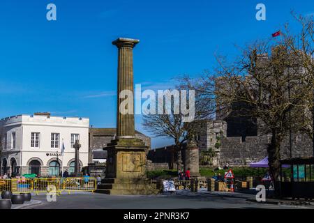 Market Square and classical column Smelt Monument, 1832-6, Castle Rushen, Castletown, Isle of Man Stock Photo