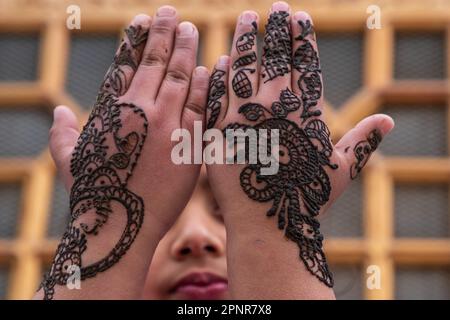 Gorgeous Brides Show Off Their Henna-Filled Hands | Relationship