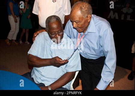 Negro baseball league umpire Bob Motley and wife Pearline with hall of fame  baseball player George Brett during a cruise on the sea in Italy Stock  Photo - Alamy