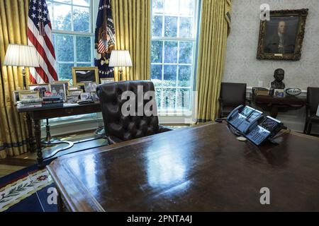 Washington, United States. 20th Apr, 2023. The Resolute Desk is seen as U.S. President Joe Biden welcomes Colombian President Gustavo Petro in the Oval Office of the White House in Washington, DC on Thursday, April 20, 2023. Photo by Oliver Contreras/UPI Credit: UPI/Alamy Live News Stock Photo