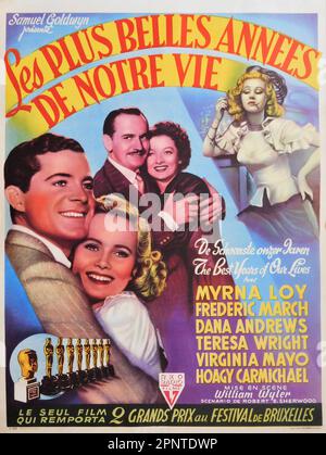FREDRIC MARCH MYRNA LOY DANA ANDREWS TERESA WRIGHT and VIRGINIA MAYO in THE BEST YEARS OF OUR LIVES / LES PLUS BELLES ANNEES DE NOTRE VIE 1946 director WILLIAM WYLER novel MacKinlay Kantor screenplay Robert E. Sherwood music Hugo Friedhofer Samuel Goldwyn Productions / RKO Radio Pictures Stock Photo
