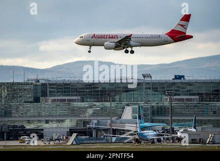 Flugzeug der Austrian im Landeanflug auf den Flughafen von Frankfurt am Main, auf der Centerbahn, 25C/07C, Terminalgebäude,  Hessen, Deutschland, Stock Photo