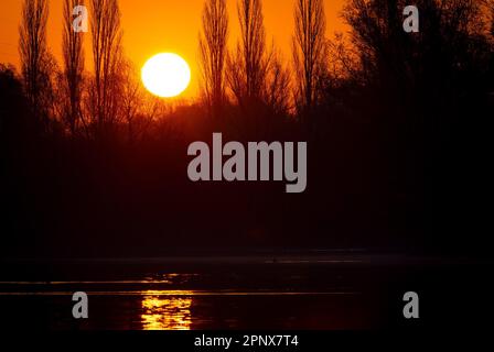 Laatzen, Germany. 21st Apr, 2023. The sun rises over the Koldingen lakes in the Hannover region. Credit: Moritz Frankenberg/dpa/Alamy Live News Stock Photo