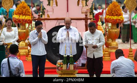 Angkor Wat, Siem Reap, Cambodia - April 13, 2023: Hun Many ,centre, member of the Cambodian National Assembly, praying at Angkor Wat. Stock Photo