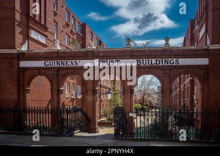 Guinness Trust Buildings Southwark London - the Guinness Trust buildings at Snowsfields, Bermondsey, London. Dated 1879 and 1898. Social Housing. Stock Photo