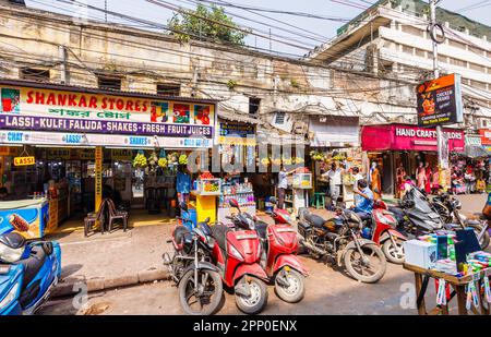 Shops and roadside parked motorcycles in the New Market Area of Taltala, Kolkata (Calcutta), capital city of West Bengal, India Stock Photo