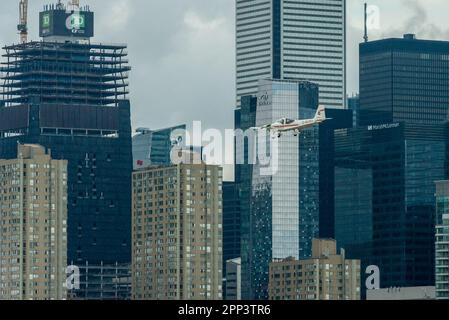 Toronto, ON, Canada - August 21, 2022: The Grob G 115 aircraft on the background of the CN Tower and Toronto Skyline, approaches for landing in Billy Stock Photo