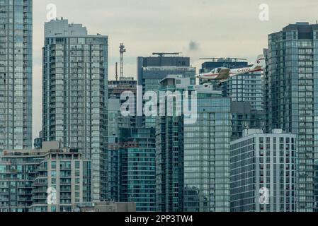 Toronto, ON, Canada - August 21, 2022: The Grob G 115 aircraft on the background of the CN Tower and Toronto Skyline, approaches for landing in Billy Stock Photo