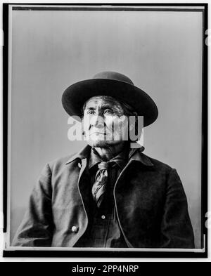 Geronimo (Lit. translation: 'the one who yawns'; 1829 – 1909) in the year 1898. Geronimo was a Chiricahua Apache. A prominent leader and medicine man Stock Photo