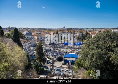 Rom, Italien, Mai 2023 Blick von der Terrasse des Pincio Hügels auf die Pazza del Popolo über die Stadt zum Vatikan Stock Photo