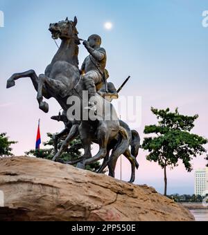 Placed on a large rock,moonshine at dusk,along Riverside walk.Life-size bronze sculpture of two horses,one rearing up defiantly,mounted by heroic,hist Stock Photo
