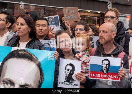 New York, New York, USA. 21st Apr, 2023. (NEW) Russians living in the U.S. protest for Alexei Navalny in Times Square. April 21, 2023, New York, New York, USA: Protesters brandishing free Alexei Navalny signs as well as Anti Vladimir Putin signs gather in Times Square were Russians speaking activists voice outrage over Vladimir Putin's rule and the jailing of Russian opposition leader Alexei Navalny saying that Right now, Alexei is once again in mortal danger on April 21, 2023 in New York City. (Credit Image: © M10s/TheNEWS2 via ZUMA Press Wire) EDITORIAL USAGE ONLY! Not for Commerci Stock Photo