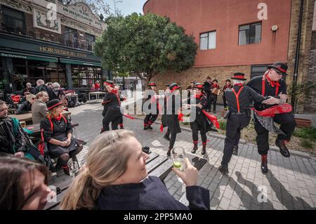 Madder Mill Molly perform outside The Horseshoe Inn, Bermondsey, London as part of up-coming St. George’s Day festivities and summer Morris traditions Stock Photo