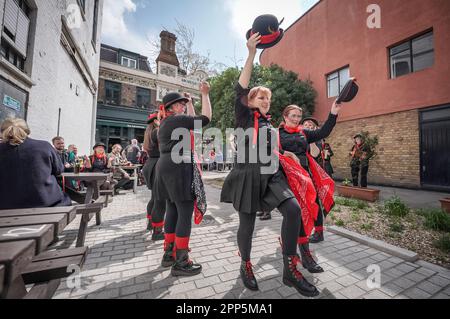 Madder Mill Molly perform outside The Horseshoe Inn, Bermondsey, London as part of up-coming St. George’s Day festivities and summer Morris traditions Stock Photo