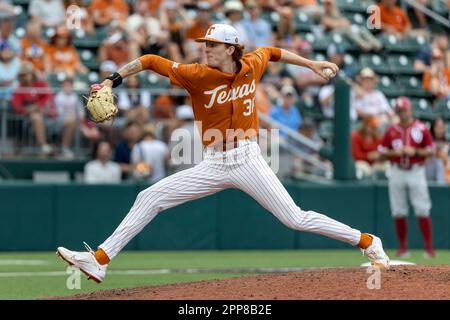 AUSTIN, TX - APRIL 22: Texas infielder Mitchell Daly (19) rounds third base  during game one of a double header Big 12 Conference baseball game between Texas  Longhorns and Oklahoma Sooners on