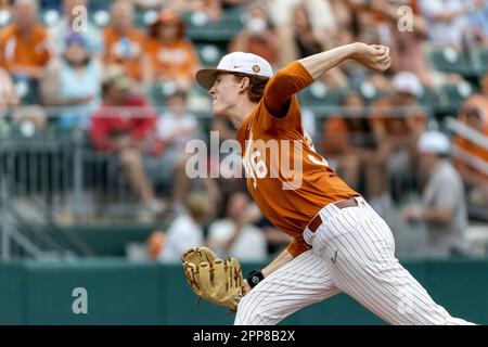 AUSTIN, TX - APRIL 22: Texas infielder Mitchell Daly (19) rounds third base  during game one of a double header Big 12 Conference baseball game between Texas  Longhorns and Oklahoma Sooners on