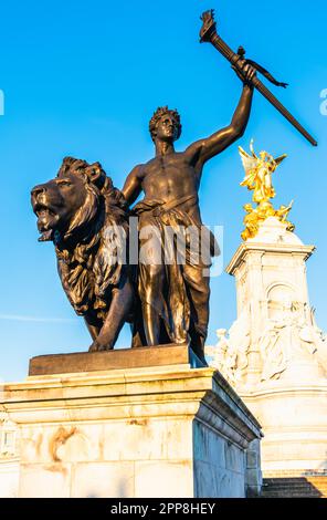 Victoria Memorial, Buckingham Palace, St James's Park, London, England Stock Photo