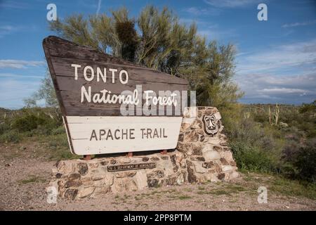 Scenic landscape view along historic Apache Trail to Tortilla Flat, Tonto National Forest, Apache Junction, Mesa, Arizona, USA Stock Photo