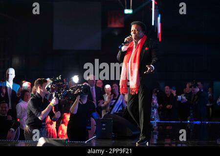 Calcar, Deutschland. 22nd Apr, 2023. Roberto BLANCO, singer, singing, singing, concert, Die Goldene Sonne 2023, on April 22nd, 2023 in Wunderland Kalkar, Credit: dpa/Alamy Live News Stock Photo