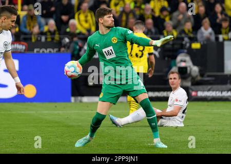 goalwart Gregor KOBEL (DO) throws the ball, with ball, single action with ball, action, soccer 1st Bundesliga, 29th matchday, Borussia Dortmund (DO) - Eintracht Frankfurt (F) 4: 0, on April 22nd, 2023 in Dortmund/ Germany. Stock Photo