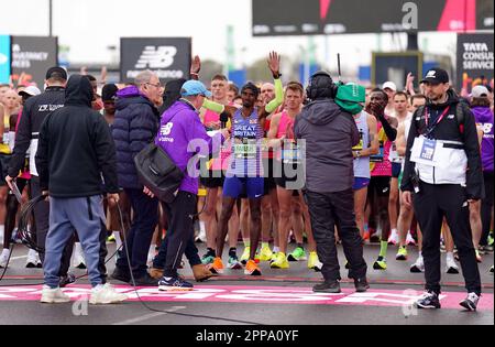 Mo Farah and other competitors at the start of the Men's elite race during the TCS London Marathon. Picture date: Sunday April 23, 2023. Stock Photo