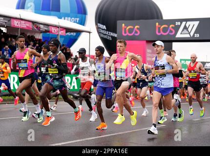 Mo Farah and other competitors at the start of the Men's elite race during the TCS London Marathon. Picture date: Sunday April 23, 2023. Stock Photo