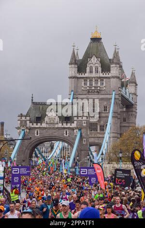 London, England, UK. 23rd Apr, 2023. Thousands of runners pass across Tower Bridge during London Marathon 2023. (Credit Image: © Vuk Valcic/ZUMA Press Wire) EDITORIAL USAGE ONLY! Not for Commercial USAGE! Credit: ZUMA Press, Inc./Alamy Live News Stock Photo