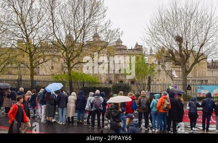 London, England, UK. 23rd Apr, 2023. Spectators brave the rain next to Tower of London during London Marathon 2023. (Credit Image: © Vuk Valcic/ZUMA Press Wire) EDITORIAL USAGE ONLY! Not for Commercial USAGE! Stock Photo