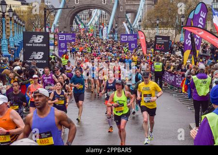 London, UK. 23rd Apr, 2023. Thousands of runners pass across Tower Bridge during London Marathon 2023. Credit: SOPA Images Limited/Alamy Live News Stock Photo