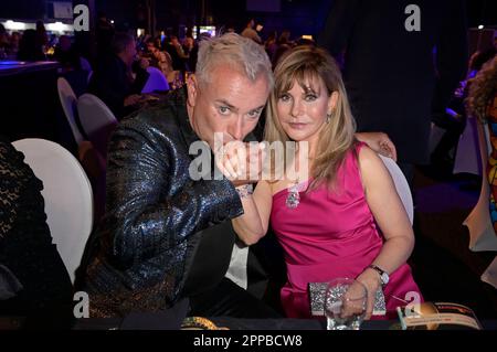 Kalkar, Deutschland. 22nd Apr, 2023. Uwe Kröger und Deborah Sasson bei der Verleihung der Goldenen Sonne 2023 während der Sonnenklar.TV Gala im Wunderland Kalkar. Kalkar, 22.04.2023 Credit: Geisler-Fotopress GmbH/Alamy Live News Stock Photo