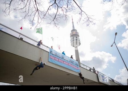 Munich, Germany. 23rd Apr, 2023. To protest for the expansion of public transport, railways and cycle paths and against the expansion of freeways and the IAA Mobility, two Extinction Rebellion activists abseiled from a freeway bridge in Munich, Germany on April 23, 2023. (Photo by Alexander Pohl/Sipa USA) Credit: Sipa USA/Alamy Live News Stock Photo