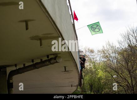 Munich, Germany. 23rd Apr, 2023. To protest for the expansion of public transport, railways and cycle paths and against the expansion of freeways and the IAA Mobility, two Extinction Rebellion activists abseiled from a freeway bridge in Munich, Germany on April 23, 2023. (Photo by Alexander Pohl/Sipa USA) Credit: Sipa USA/Alamy Live News Stock Photo