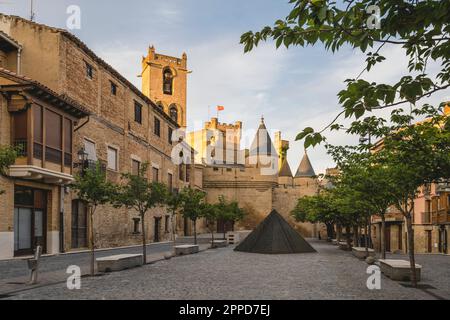 Spain, Navarra, Olite, Small pyramid on town square in front of Palace of Kings of Navarre of Olite Stock Photo