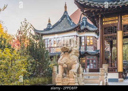 Germany, Hamburg, Guardian statue in front of Yu Garden tea house and restaurant Stock Photo