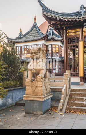 Germany, Hamburg, Guardian statue in front of Yu Garden tea house and restaurant Stock Photo