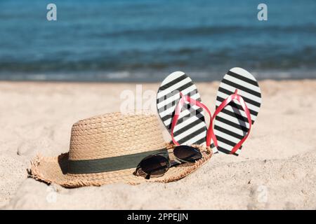 Summer beach bag with straw hat and sunglasses on sandy beach Stock Photo -  Alamy