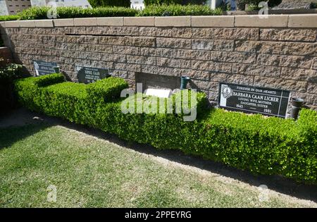 Mission Hills, California, USA 23rd April 2023 Actor James Caan Grave in Mount Jerusalum section at Eden Memorial Park on April 23, 2023 in Mission Hills, California, USA. Photo by Barry King/Alamy Stock Photo Stock Photo