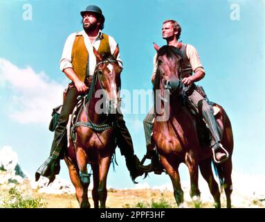 BUD SPENCER and TERENCE HILL in THEY CALL ME TRINITY (1970) -Original title: LO CHIAMAVANO TRINITA...-, directed by ENZO BARBONI. Credit: WEST FILM / Album Stock Photo