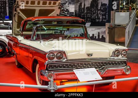 SINSHEIM, GERMANY - MAI 2022: white red cabrio Ford Skyliner Convertible Stock Photo